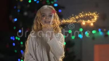 可爱的女孩用魔法棒创造奇迹，圣诞装饰闪闪发光背后